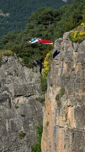 Marta, en un salto en el Pirineo en 2021.  @marta_inthewild