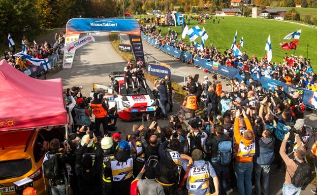 Los finlandeses celebrando el título en la meta del Rally de Europa Central.  RED BULL