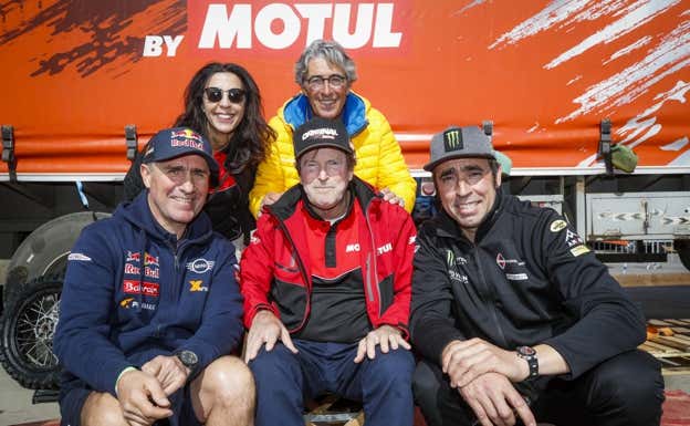 Los tres únicos ganadores en moto y coche, Stéphane Peterhansel, Hubert Auriol y Nani Roma, con el fotógrafo francés. Archivo Personal