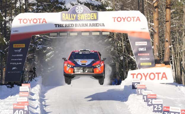 Esapekka Lappi y Janne Ferm, en un salto del Rally de Suecia 2024.  AFP