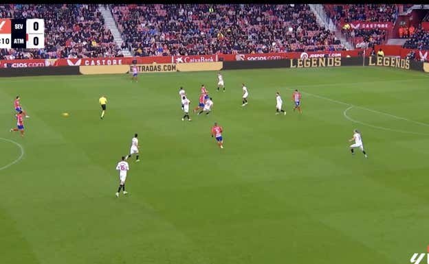 Morata inicia la jugada a la espalda de Ramos para que, cuando reciba De Paul, volverse a meter dentro y atacar.  WYSCOUT