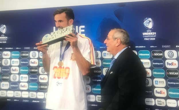 Un pique ante Ceballos, un dedo y el rol materno en la lavandería del Betis, claves para que Fabián ya sea el crack que nadie reconocía