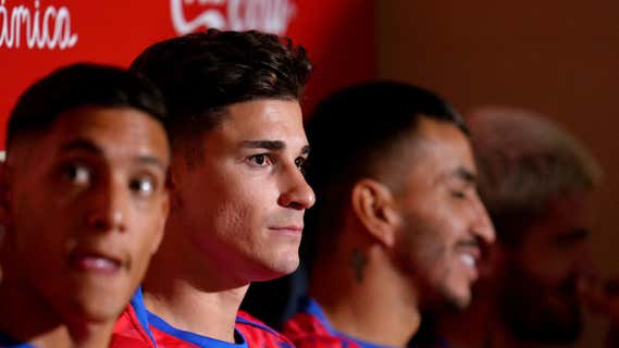 Nahuel, Julián Álvarez, Correa y De Paul en el banquillo de La Cerámica. /GETTY