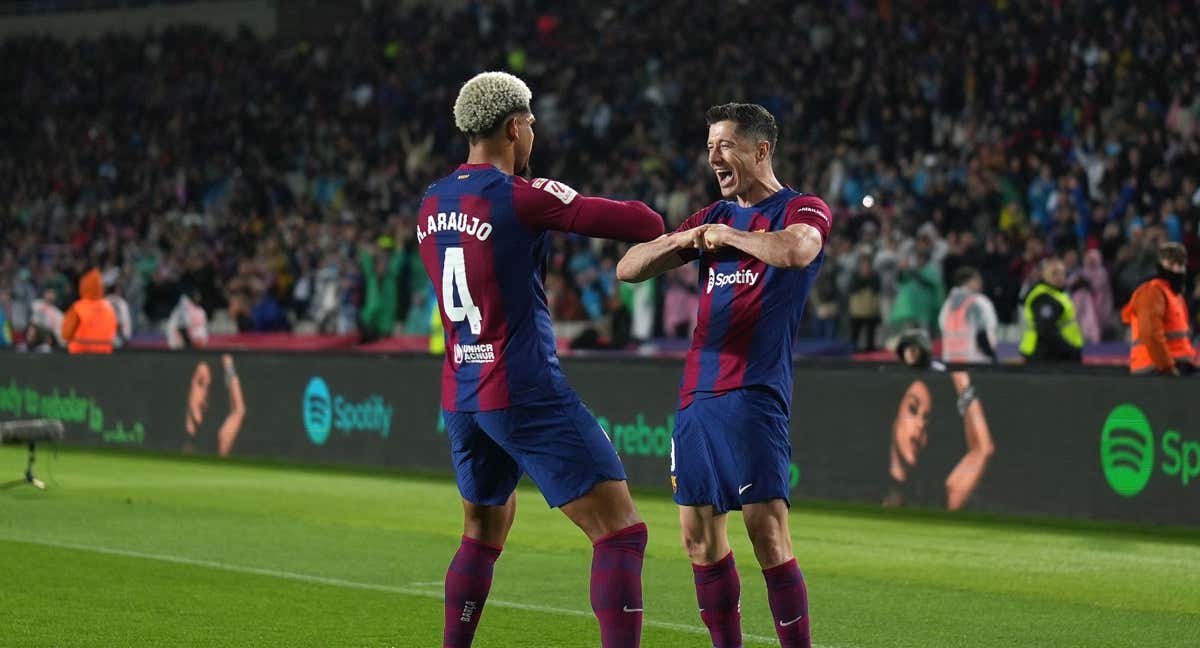 Robert Lewandowski con Ronald Araujo./Getty Images