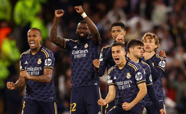 Los jugadores del Real Madrid durante la tanda de penaltis contra el City.  AFP