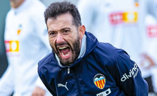 El (casi no) pasillo a Carlos Corberán por su cumpleaños: “No hay nada que celebrar”