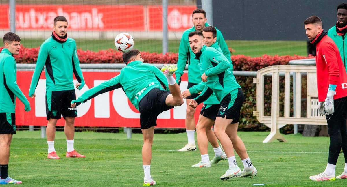 Último entrenamiento antes de viajar a Manchester, sin Iñaki, Nico ni Sancet./Athletic Club